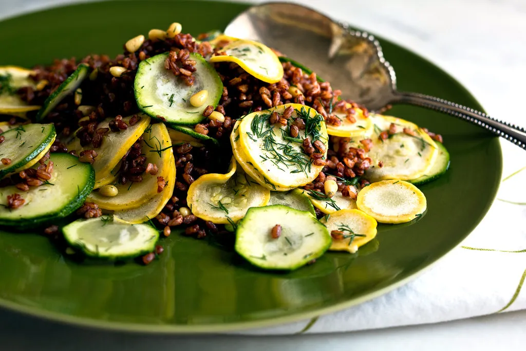 Salade de courge d'été et de riz rouge avec citron et aneth
