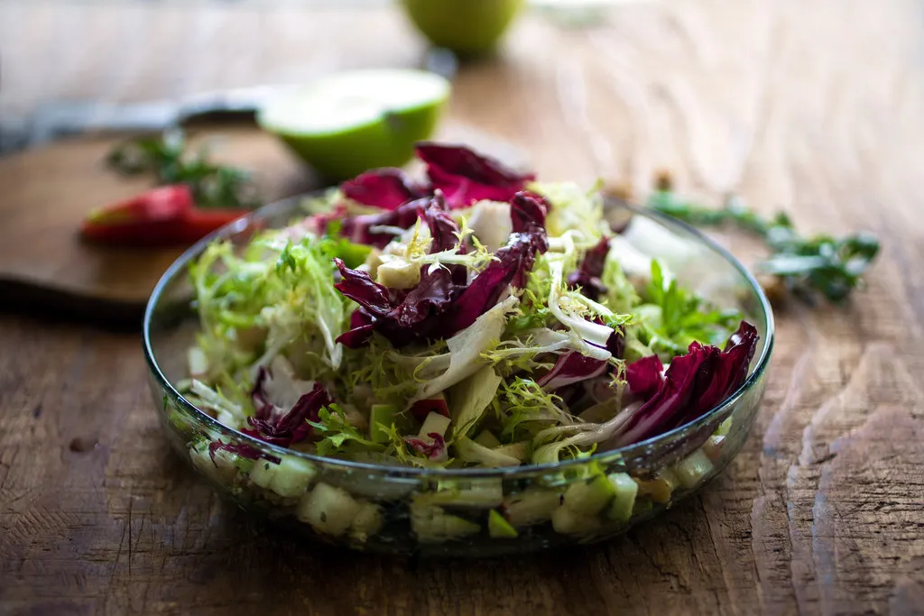 Salade de pommes et de laitues amères