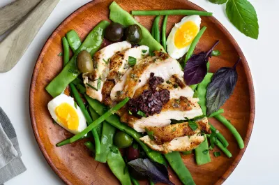 Salade de poulet grillé avec haricots verts, câpres et olives