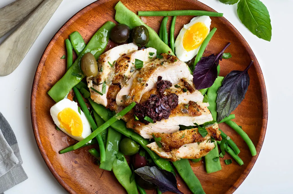 Salade de poulet grillé avec haricots verts, câpres et olives