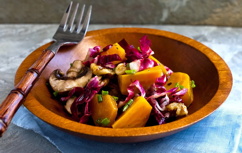 Salade de radicchio avec des betteraves dorées et des noix
