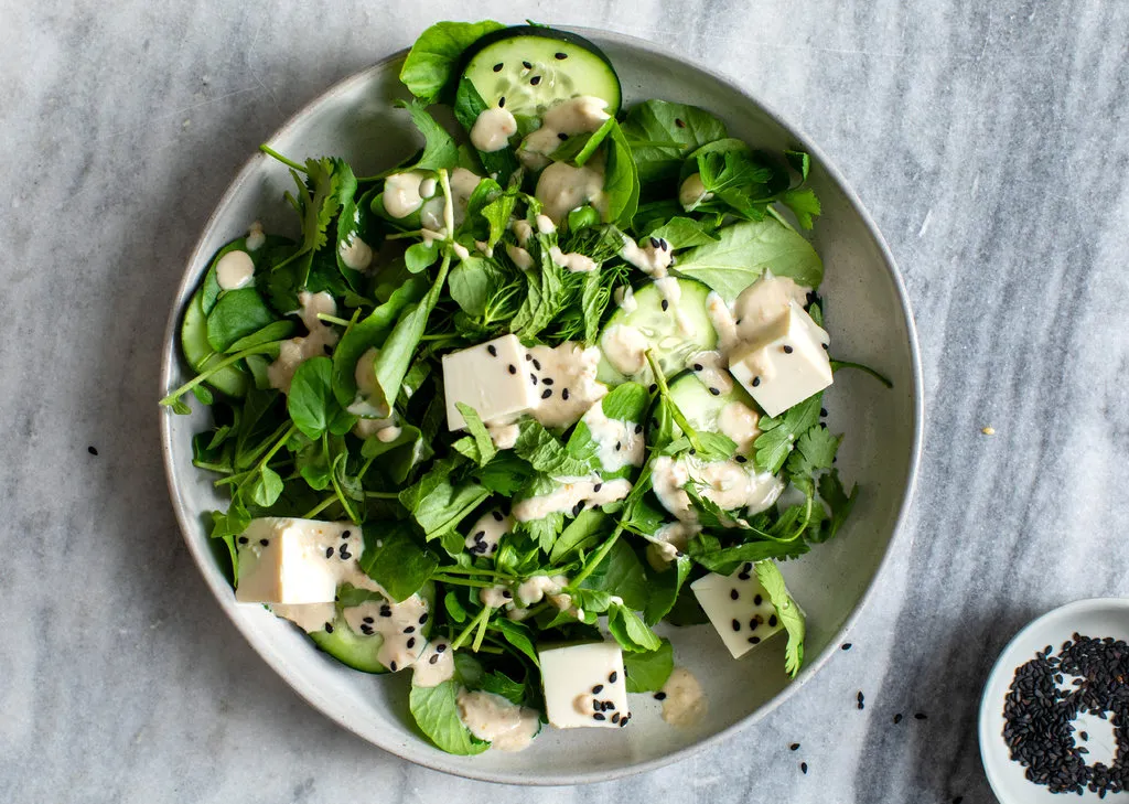 Salade de tofu et d'herbes avec sésame