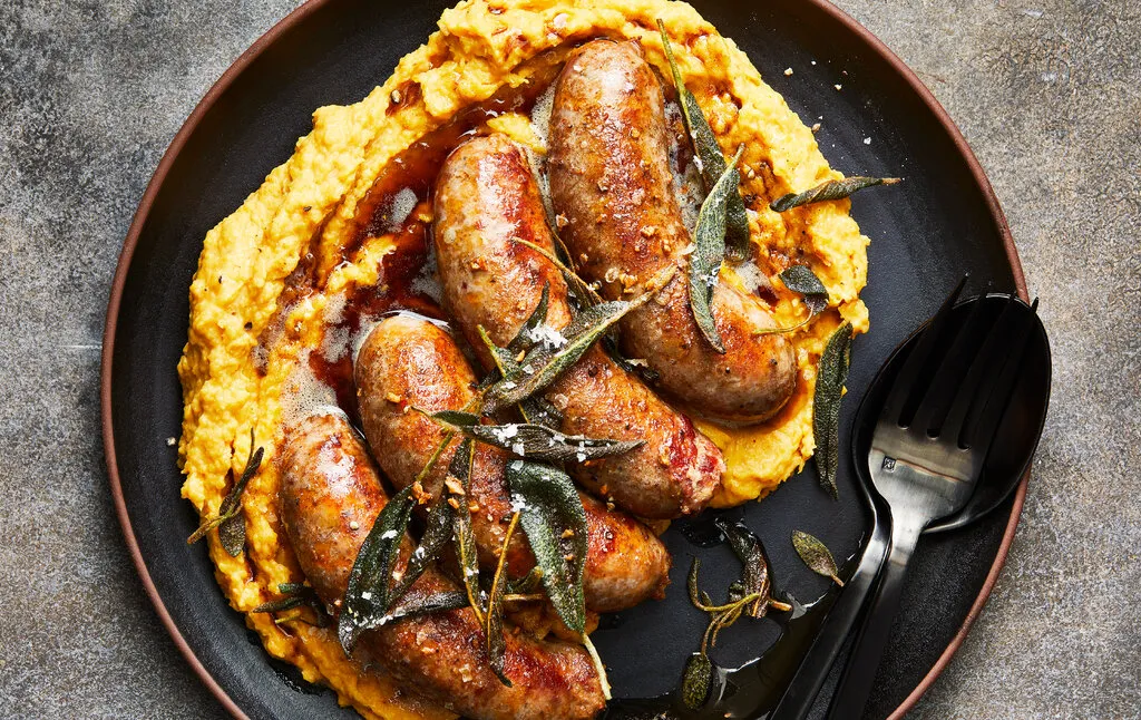 Saucisses avec purée de courge d'hiver et sauge frite