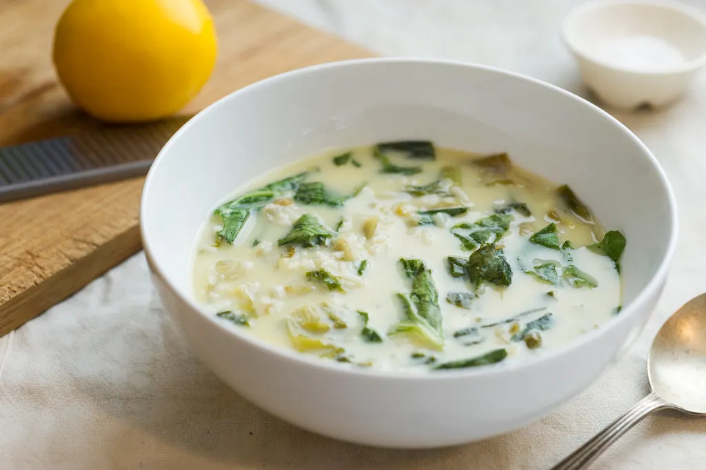 Soupe aux œufs citronnée avec de l'escarole