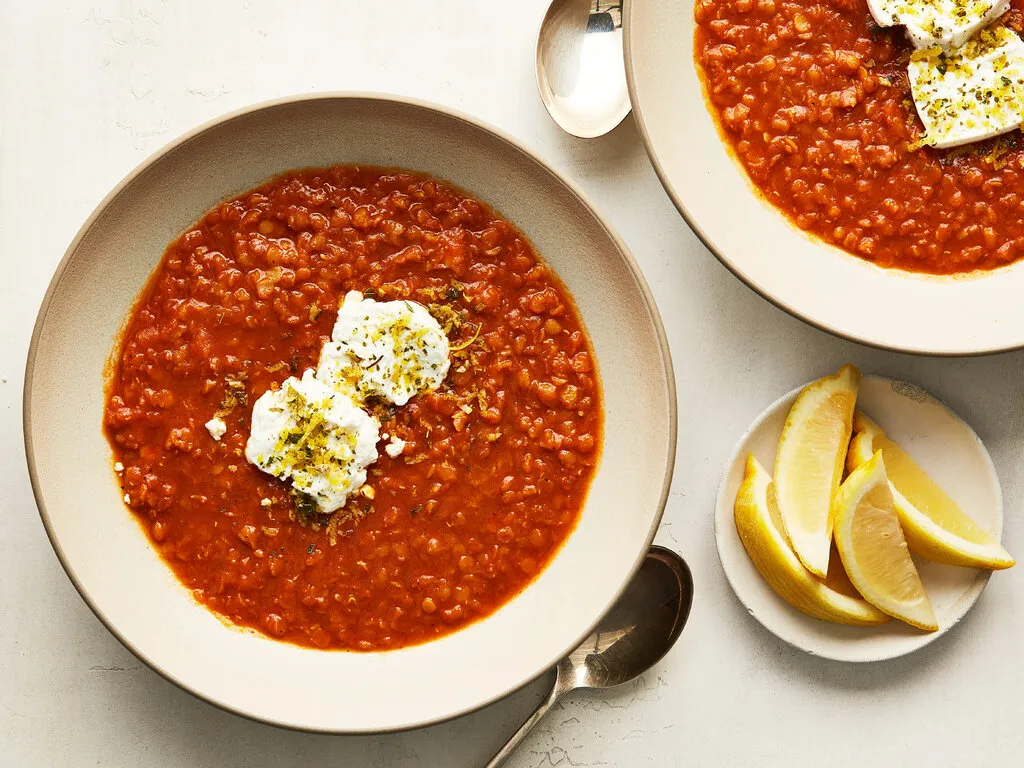 Soupe de tomates et lentilles avec fromage de chèvre