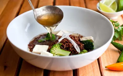 Soupe vietnamienne avec brocoli et quinoa