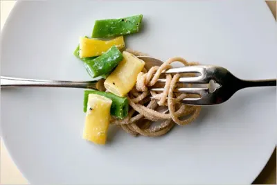 Spaghetti aux haricots romano, poivre noir et fromage de chèvre