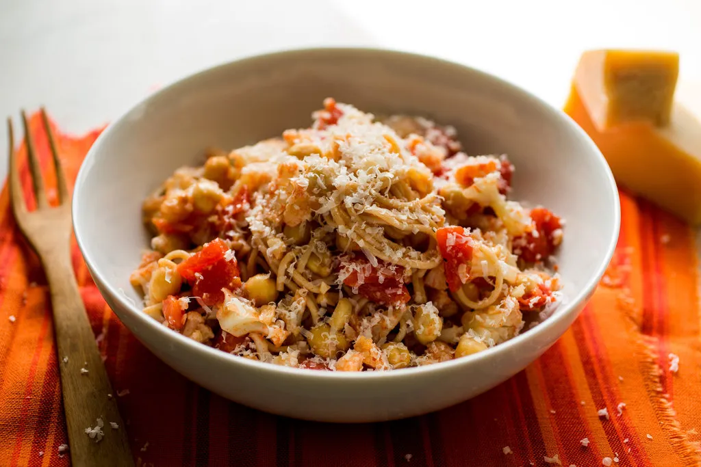Spaghetti avec chou-fleur, amandes, tomates et pois chiches