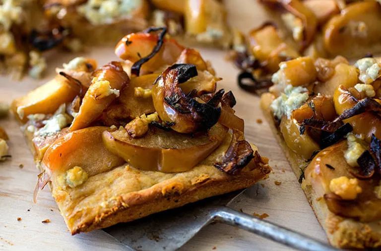 Tarte aux pommes rôties, échalotes et fromage bleu