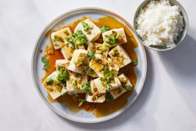 Tofu soyeux avec sauce soja épicée