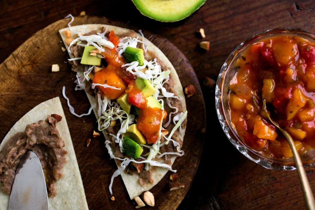 Tostadas avec des haricots, du chou et de l'avocat
