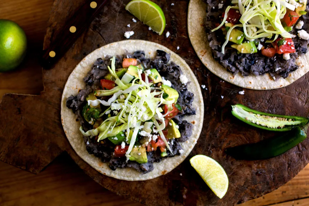 Tostadas avec des haricots noirs écrasés ou vaqueros