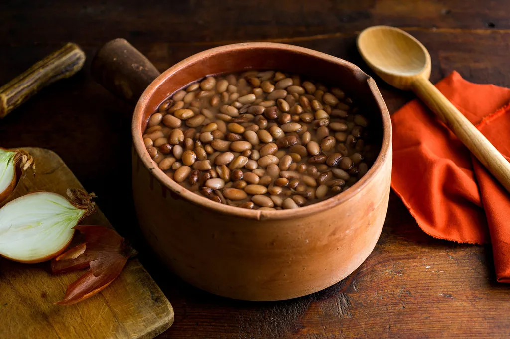 Un grand pot de haricots pinto mijotés